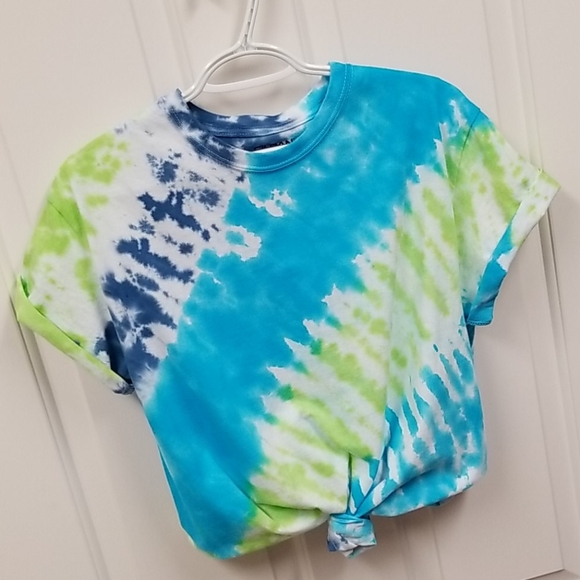 Guildan Tops - Tie dye tee with matching socks and shoelaces